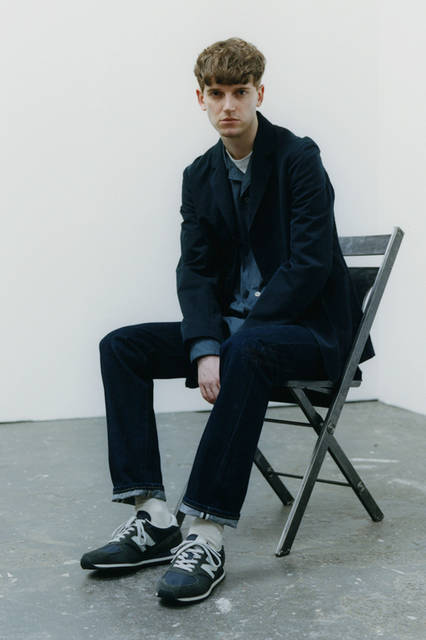 ジャケット6万8040円、シャツ3万2400円、デニム2万7000円、ソックス3780円、スニーカー1万5120円（すべてマーガレット・ハウエル）、カットソー7020円（MHL. ）