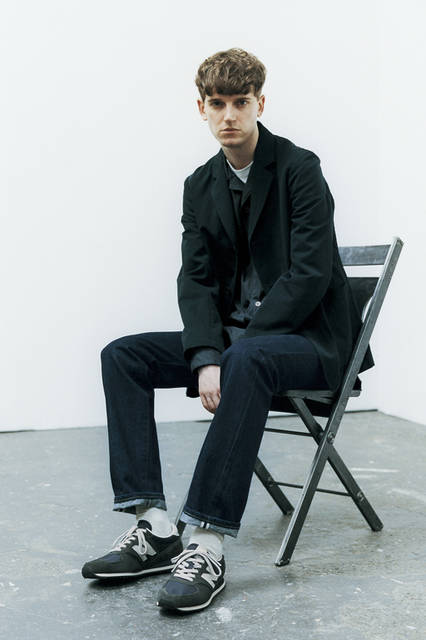 ジャケット6万8040円、シャツ3万2400円、デニム2万7000円、ソックス3780円、「ニューバランス」とコラボレートしたスニーカー1万5120円（すべてマーガレット・ハウエル）、カットソー7020円（MHL. ）