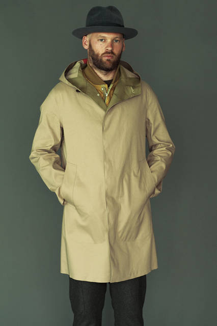 コート16万9560円（トッド スナイダー× マッキントッシュ）、ダウンベスト3 万6720円（トッド スナイダー×ロッキー マウンテン フェザーベッド）、T シャツ9720円、パンツ5 万1840円、ハット1万9980円（すべてトッド スナイダー）