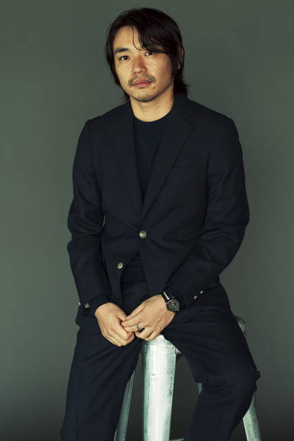 ジャケット7万200円、ニット3万7800円、パンツ3万5640円（すべてトッド スナイダー）、腕時計1万800円（トッド スナイダー× タイメックス）