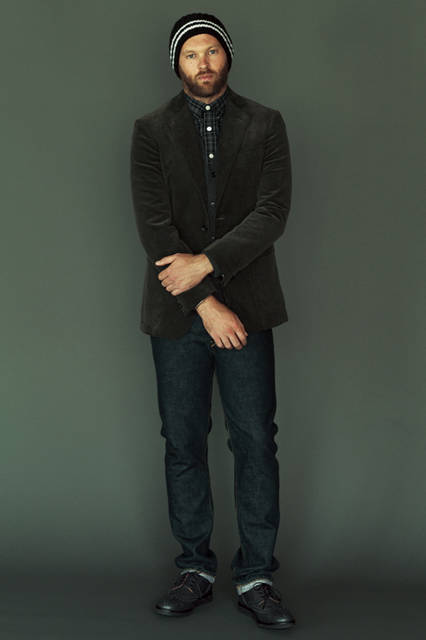 ジャケット6万6960円、カーディガン3万240円、シャツ2万1600円、ジーンズ2万8080円（すべてトッド スナイダー）、ニットキャップ8640円（トッド スナイダー × インバーアラン）、靴6万3720円（トッド スナイダー × サンダース）