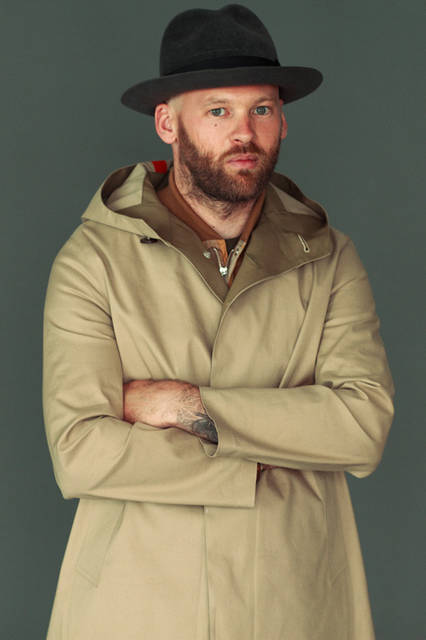 コート16万9560円（トッド スナイダー× マッキントッシュ）、ダウンベスト3 万6720円（トッド スナイダー×ロッキー マウンテン フェザーベッド）、T シャツ9720円、パンツ5 万1840円、ハット1万9980円（すべてトッド スナイダー）