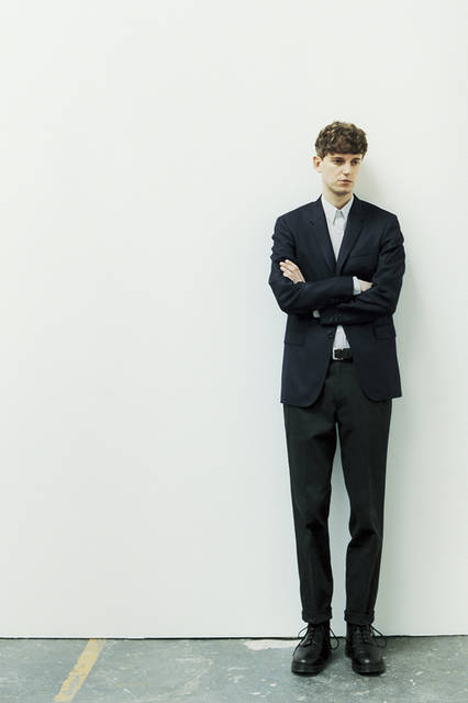 「フォックスブラザーズ」社の「SUPERFINE TWILL」を使ったセットアップ。ジャケット9万720円、シャツ3万2400円、トラウザーズ3万8880円、ベルト1万5120円（すべてマーガレット・ハウエル）、ブーツ5万9400円（MHL.）