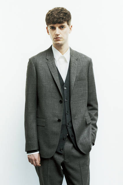 「ラバット」社が作る「FINE MERINO SHADOW CHECK」のセットアップ。ジャケット9万720円、カーディガン4万2120円、シャツ3万2400円、トラウザーズ4万6440円（すべてマーガレット・ハウエル）
