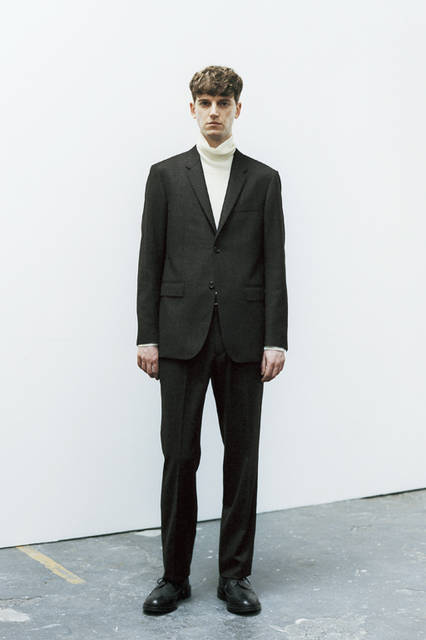 「フォックスブラザーズ」社の「SUPER FINE SERGE」を用いたセットアップ。ジャケット9万7200円、ニット2万5920円、トラウザーズ4万8600円、シューズ8万9640円（すべてマーガレット・ハウエル）