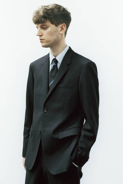 「フォックスブラザーズ」社の「LIGHT FLANNEL DOGTOOTH」を使ったセットアップ。ジャケット9万7200円、シャツ3万240円、トラウザーズ4万8600円、ネクタイ1万6200円（すべてマーガレット・ハウエル）