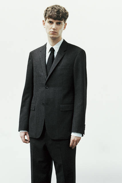 「ラバット」社の「FINE MERINO DOUBLE STRIPE」は、チャコールグレーのベースに極細のライトグレーのステッチが上品さを演出。ほどよい起毛感が秋冬シーズンらしい表情をつくる。定番のシルエットのドレスシャツとドットネクタイが、オーセンティックな雰囲気を醸し出す。ジャケット9万720円、シャツ3万2400円、トラウザーズ4万6440円、ネクタイ1万6200円（すべてマーガレット・ハウエル）