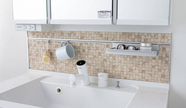 <strong>Panasonic｜パナソニック</strong><br />パナソニック 洗面化粧台「C-Line（シーライン）」　カウンター奥の壁を利用した“ちょっと置き”に便利なフック＆ラックを確保