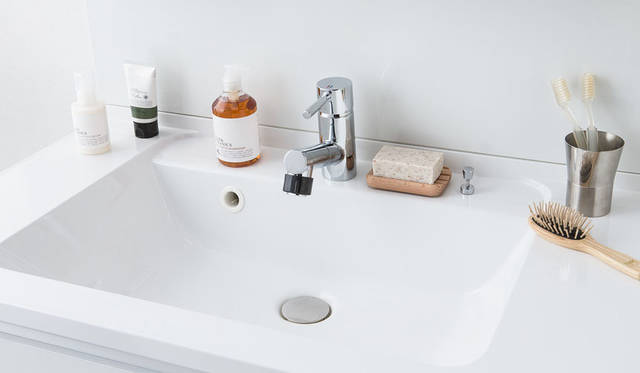 <strong>Panasonic｜パナソニック</strong><br />パナソニック 洗面化粧台「C-Line（シーライン）」　濡れた小物を置く水栓まわりにウェットエリアを採用。3度の傾斜を設けて掃除性に配慮した