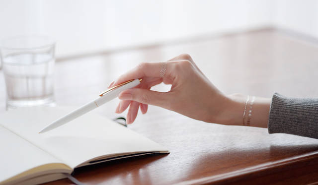 箔アクセサリー「HAQUA」のカラーはゴールド、シルバー、ピンクゴールドをラインナップ。いずれも3本のアクセサリーが入ったパッケージで、2パターンのデザインの選ぶことができる。1296円。Photo by  ANDO Fumio