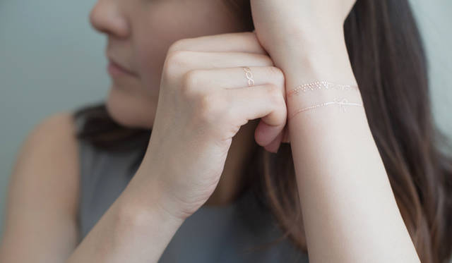 箔アクセサリー「HAQUA」のカラーはゴールド、シルバー、ピンクゴールドをラインナップ。いずれも3本のアクセサリーが入ったパッケージで、2パターンのデザインの選ぶことができる。1296円。Photo by  ANDO Fumio