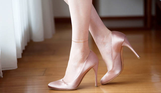 箔アクセサリー「HAQUA」のカラーはゴールド、シルバー、ピンクゴールドをラインナップ。いずれも3本のアクセサリーが入ったパッケージで、2パターンのデザインの選ぶことができる。1296円。Photo by  ANDO Fumio