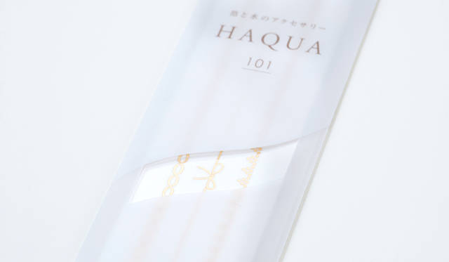 箔アクセサリー「HAQUA  101」ゴールドカラーでデザイン違いの3本のアクセサリーが入ったパッケージ。1296円。Photo by  ANDO Fumio