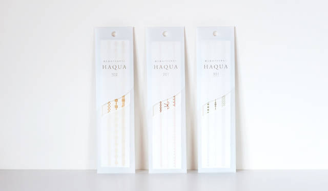 「箔アクセサリー」は2パターンのデザインで、カラーはゴールド、シルバー。ピンクゴールドをラインナップ。いれも3本のアクセサリーが入ったパッケージで各1296円。Photo by  ANDO Fumio