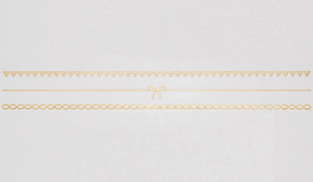 箔アクセサリー「HAQUA  101」。カラーはゴールドでデザイン違いの3本のアクセサリーが入ったパッケージ。1296円。Photo by  ANDO Fumio