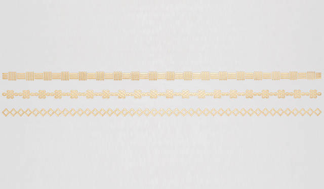 箔アクセサリー「HAQUA  102」。カラーはゴールドでデザイン違いの3本のアクセサリーが入ったパッケージ。1296円。Photo by  ANDO Fumio。Photo by  ANDO Fumio