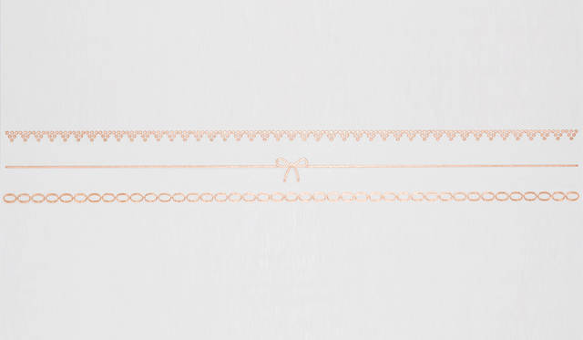 箔アクセサリー「HAQUA  201」。カラーはピンクゴールドカラーでデザイン違いの3本のアクセサリーが入ったパッケージ。1296円。Photo by  ANDO Fumio