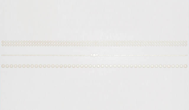 箔アクセサリー「HAQUA  301」。カラーはシルバーでデザイン違いの3本のアクセサリーが入ったパッケージ。1296円。Photo by  ANDO Fumio