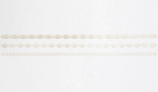 箔アクセサリー「HAQUA  302」。カラーはシルバーでデザイン違いの3本のアクセサリーが入ったパッケージ。1296円。Photo by  ANDO Fumio