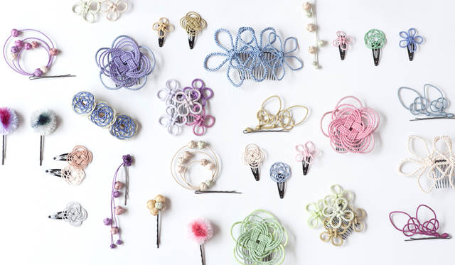 「昇苑くみひも」とコラボレートした京くみひものヘアアクセサリー「Kumihana（クミハナ）」。テキスタイルデザイナー・河東梨香氏とともにデザイン。野にある花を摘んで髪に組む”をコンセプトに、組紐ならではの飾り結びをアクセサリーにした。自由な組み合わせでヘアをドレスアップできる。価格は3456円〜。Photo by  ANDO Fumio