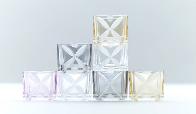 器を重ねスタッキングすることで柄が浮かび上がる、あたらしいスタイルの江戸切子「nect（ネクト）」。クリア、イエロー、グレー、ピンクの4色をラインナップする約5cmのキューブ状の器は、コンテンポラリーな食文化への提案をはじめ、創作的な用途にぴったりの「木本硝子」とのコラボレート作品。3780円。。Photo by  YAGI Shinji