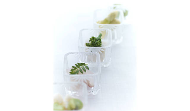 器を重ねスタッキングすることで柄が浮かび上がる、あたらしいスタイルの江戸切子「nect（ネクト）」。クリア、イエロー、グレー、ピンクの4色をラインナップする約5cmのキューブ状の器は、コンテンポラリーな食文化への提案をはじめ、創作的な用途にぴったりの「木本硝子」とのコラボレート作品。3780円。Photo by  YAGI Shinji