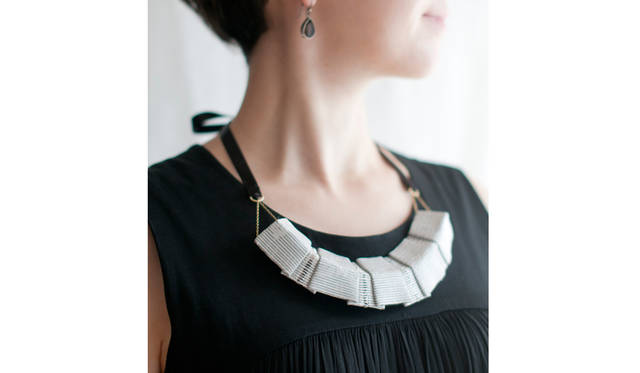 「原絹織物」にデザインを提供したネックレス「itu（イトゥ）」。テキスタイルデザイナー・河東梨香氏とともにデザイン。日本最古の紬と言われる本場奄美大島紬したネックレスで、「イトゥ」は奄美の言葉で「糸」を意味する。絹糸一本ずつに染め付けて織る、大島紬らしい名だ。2万3800円。Photo by MOCHIZUKI Sayaka