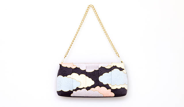 「富宏染工」にデザインを提供した「Yuzen Clutch Bag」は、“きものを普段のくらしに”をコンセプトにデザインされ、職人がひと筆ずつ手作業で色を染める手描京友禅染のクラッチバッグ。着物はもちろん、ドレススタイル、デニムスタイルと、幅広いコーディネイトに合わせることができる。3万7800円。Photo by HALKUZUYA