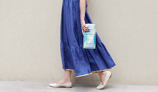 「富宏染工」にデザインを提供した「Yuzen Clutch Bag」は、“きものを普段のくらしに”をコンセプトにデザインされ、職人がひと筆ずつ手作業で色を染める手描京友禅染のクラッチバッグ。着物はもちろん、ドレススタイル、デニムスタイルと、幅広いコーディネイトに合わせることができる。3万7800円。Photo by HALKUZUYA