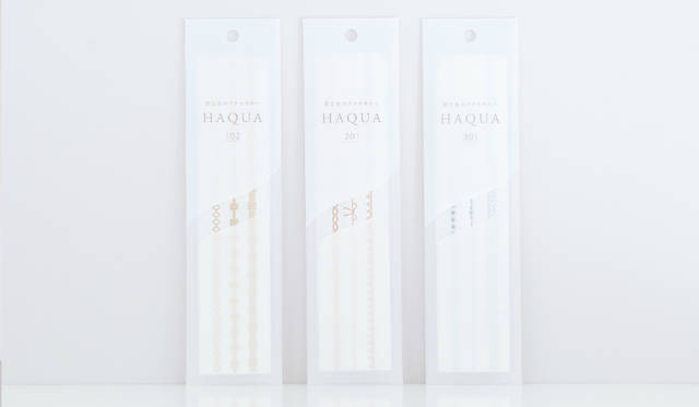 「箔アクセサリー」は2パターンのデザインで、カラーはゴールド、シルバー。ピンクゴールドをラインナップ。いれも3本のアクセサリーが入ったパッケージで各1296円。Photo by  ANDO Fumio