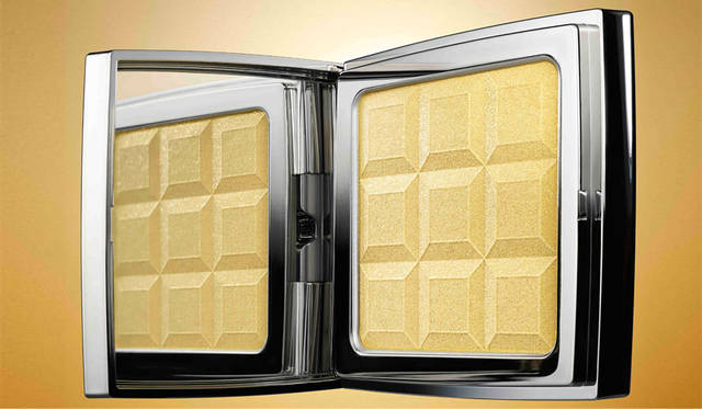 <strong>RMK｜アールエムケー</strong><br />「RMK ゴールドインプレッション イルミネーター」（全1種・数量限定）5184円