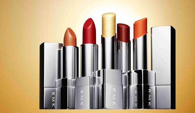 <strong>RMK｜アールエムケー</strong><br />「RMK イレジスティブル グローリップス」（全15色／新色3色）各3240円、「RMK イレジスティブル ブライトリップス」（全10色／新色2色）各3240円