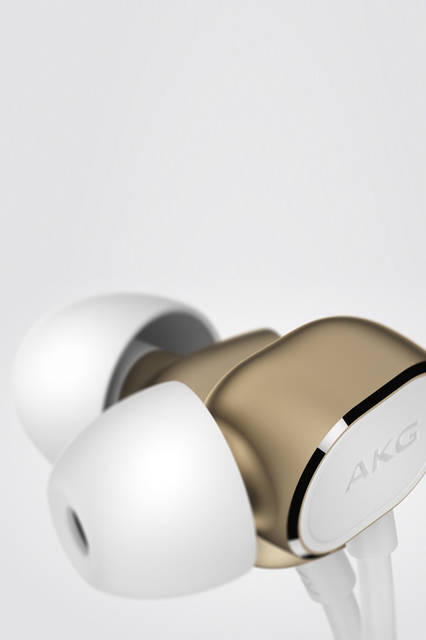 <strong>N20</strong><br /> 価格｜オープン（公式オンラインストア価格：1万6070円）<br /> 装着感に優れた「アングルド・イヤチップ」構造は「N20U」「N20」共通の仕様。ハウジング部分から音筒が斜めに伸び、耳の奥までしっかりと装着することができ、安定性した快適な装着感を実現する