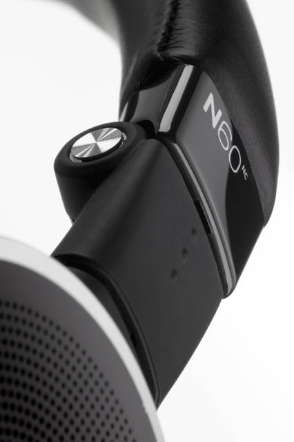 <strong>N60NC</strong><br /> 価格｜オープン（公式オンラインストア価格：3万2270円）<br /> AKG独自の「3D-Axis2」機構を採用。小さく折りたたんで収納することができ、付属のキャリーポーチに入れて快適にもち運ぶことができる