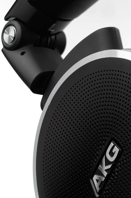 <strong>N60NC</strong><br /> 価格｜オープン（公式オンラインストア価格：3万2270円）<br /> AKG独自の「3D-Axis2」機構を採用。小さく折りたたんで収納することができ、付属のキャリーポーチに入れて快適にもち運ぶことができる