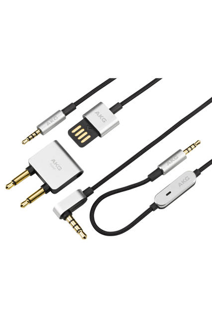 <strong>N60NC</strong><br /> 価格｜オープン（公式オンラインストア価格：3万2270円）<br /> フライトアダプタ、充電用USB ケーブルが付属。USBコネクタから手軽にバッテリーをチャージでき、満充電から約30時間の連続使用が可能