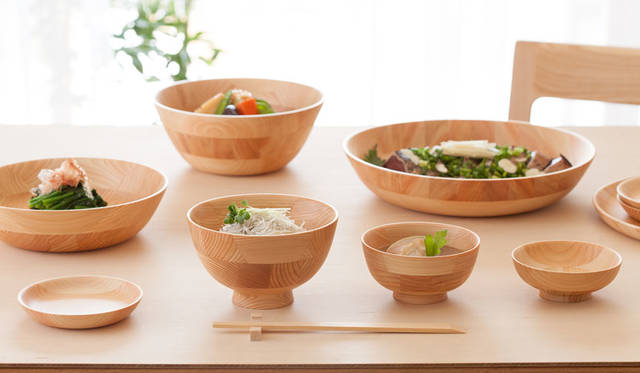 <strong>Cassina ixc.｜カッシーナ・イクスシー</strong><br />和雑貨セレクション「ひきよせ」。かまぼこと木製品が名産の小田原に木工場を構える、ラ・ルースから生まれた木製品のブランド「ひきよせ」。箱根の伝統工芸である寄木細工の技術を生かし、古くから伝わる「木地挽き」という技法で作られている