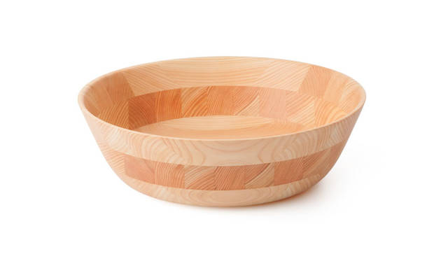 <strong>Cassina ixc.｜カッシーナ・イクスシー</strong><br />和雑貨セレクション「ひきよせ」。間伐材や端材を用い、自然に寄り添いながら素材を無駄なく生かして生み出すテーブルウェアは、シンプルな形と素材の美しさを存分に味わえる