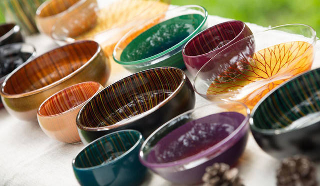 <strong>Cassina ixc.｜カッシーナ・イクスシー</strong><br />和雑貨セレクション「hyakushiki」。かつて隆盛を誇った木曽漆器の技術を生かし、伝統工芸士の小坂康人氏が1994年に漆とガラスのマッチングを成功させたことからスタートした「hyakushiki」のガラス製漆製品