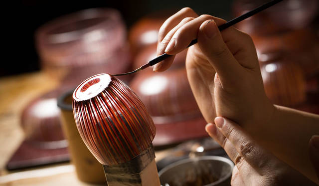 <strong>Cassina ixc.｜カッシーナ・イクスシー</strong><br />和雑貨セレクション「hyakushiki」。デザイナーとのコラボレーションにより、日本の伝統をどこかに感じさせながらも現在の暮らしのなかで新鮮に映るような、あたらしい漆の表現方法が生まれた