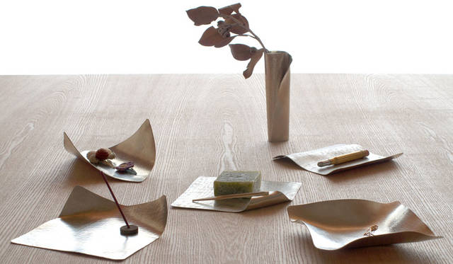 <strong>Cassina ixc.｜カッシーナ・イクスシー</strong><br />和雑貨セレクション「syouryu」。明治42年創業以来、寺院用のりんを専門に製造しているシマタニ昇龍工房の新ブランド「syouryu」。りん職人が「金鎚で叩く」ことにより板を絞り丸みを整え、音を調律することでりんを制作している