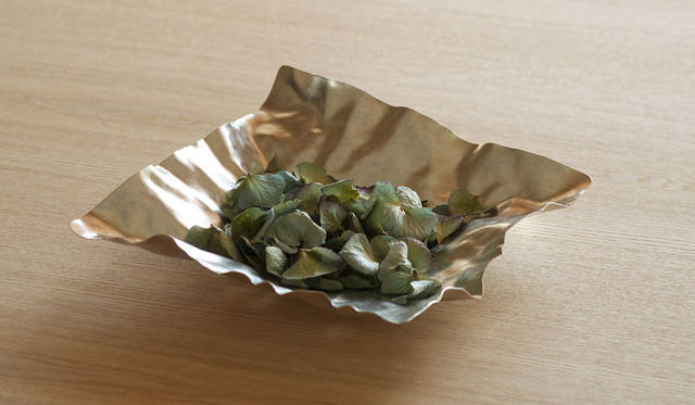 <strong>Cassina ixc.｜カッシーナ・イクスシー</strong><br />和雑貨セレクション「syouryu」。「金鎚で叩く」技術により錫の板を圧延して作られた「形を変えられる」錫のプレートを展開。紙のように薄い錫プレートは「すずがみ」と名付けられた