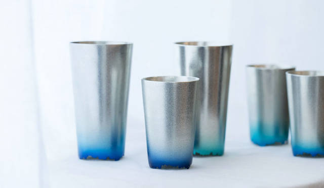 <strong>Cassina ixc.｜カッシーナ・イクスシー</strong><br />和雑貨セレクション「NAGAE＋」。第一弾製品「Four seasons」は、日本の四季を美しく切り取る器をコンセプトに、四季折々の日本の色を愉しむ錫の酒器シリーズ。今回、四季の自然色に基づき、夏の涼をあらわす「Iceburg」などを国内先行で紹介する