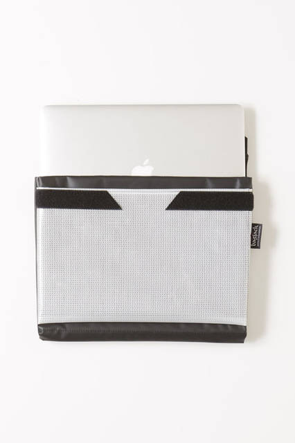 <strong>TOMORROWLAND｜トゥモローランド</strong><br />「トゥモローランド 京都BAL店」別注・限定アイテム　メンズ「BAGJACK」　LAPTOP SLEEVE 1万2960円