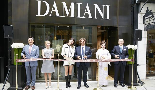 モデルの森星さん、CEOのグィド・グラッシ・ダミアーニさんと副社長のシルヴィア・グラッシ・ダミアーニさんがテープカットセレモニーに参加