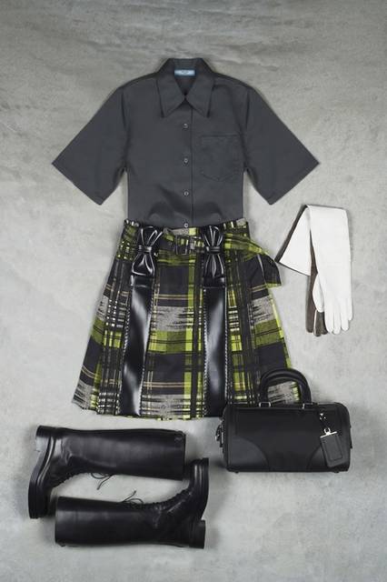 シャツ 6万3720円、スカート 21万4920円