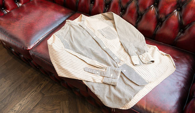 <strong>WORK NOT WORK｜ワーク ノット ワーク</strong><br />馬場さんが「これ面白いね」と手に取ったのは、第一次世界大戦中の艦船に用いられた迷彩をヒントにした「ダズル迷彩」のシャツ