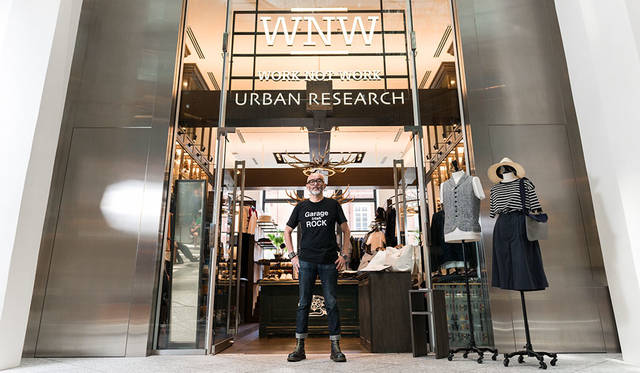 <strong>WORK NOT WORK｜ワーク ノット ワーク</strong><br />旗艦店「WORK NOT WORK URBAN RESEARCH KITTE丸の内店」前にてスタイリスト馬場圭介氏