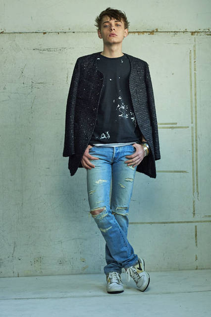 <strong>ANTHOLOGIE｜アンソロジー</strong><br /><strong>2015-16年 秋冬コレクション</strong>　ジャケット 10万5840円、Tシャツ 2万1600円、パンツ 3万7800円、ブレスレット 10万5840円、ブレスレット 7万200円