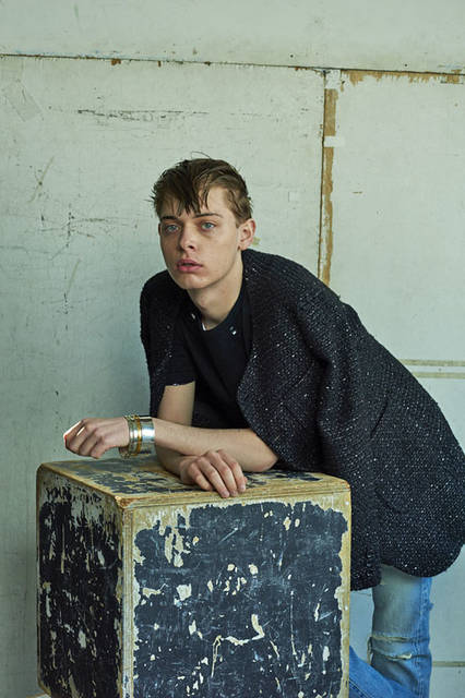 <strong>ANTHOLOGIE｜アンソロジー</strong><br /><strong>2015-16年 秋冬コレクション</strong>　ジャケット 10万5840円、Tシャツ 2万1600円、パンツ 3万7800円、ブレスレット 10万5840円、ブレスレット 7万200円